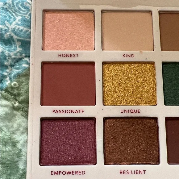 Persona Identity Two Eyeshadow palette bold colors - Picture 4 of 5
